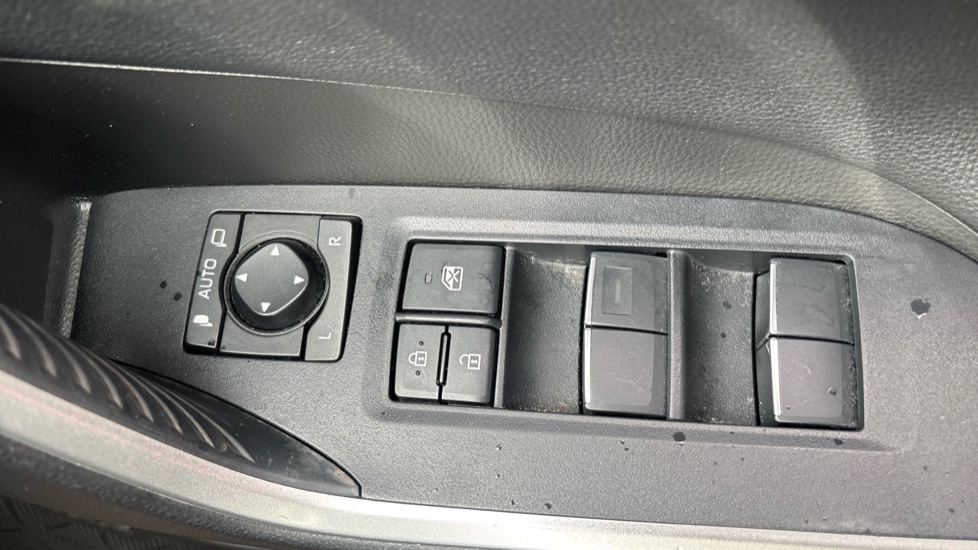 Toyota RAV4 2.5 VVT-i Hybrid Black Edition 5dr CVT Hybrid Estate - Image 37