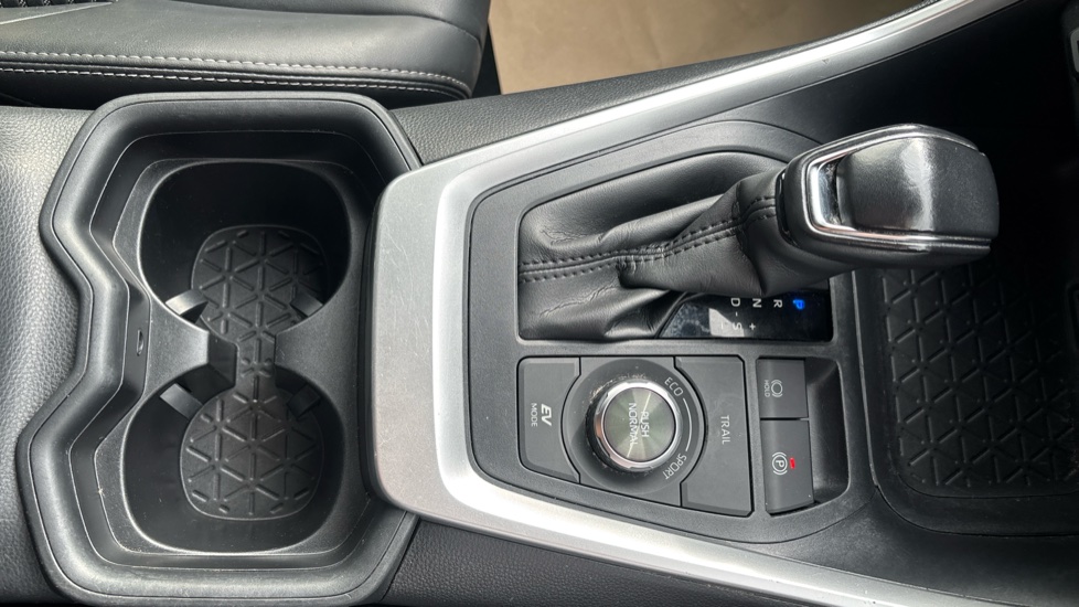 Toyota RAV4 2.5 VVT-i Hybrid Black Edition 5dr CVT Hybrid Estate - Image 41