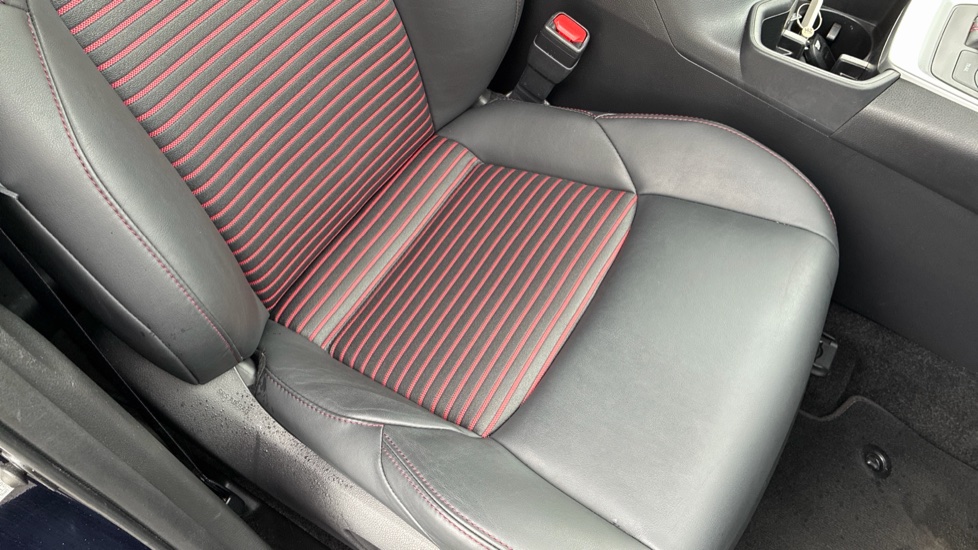 Toyota RAV4 2.5 PHEV Dynamic 5dr CVT Estate - Image 17