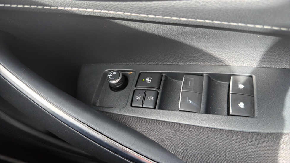 Toyota Corolla 1.8 VVT-i Hybrid Icon 5dr CVT Hybrid Estate - Image 31