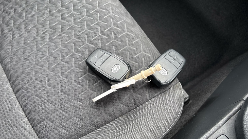 Toyota Yaris Cross 1.5 Hybrid Design 5dr CVT Hybrid Estate - Image 28