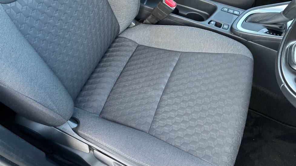 Toyota Yaris 1.5 Hybrid Icon 5dr CVT Hybrid Hatchback - Image 17