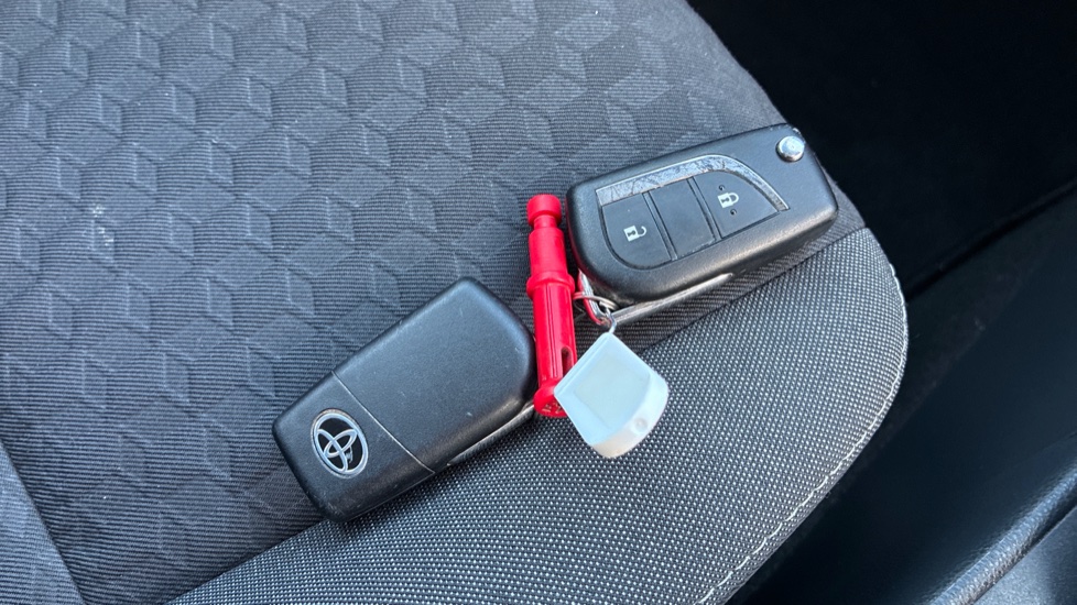 Toyota Yaris 1.5 Hybrid Icon 5dr CVT Hybrid Hatchback - Image 28