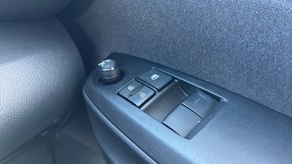 Toyota Yaris 1.5 Hybrid Icon 5dr CVT Hybrid Hatchback - Image 32