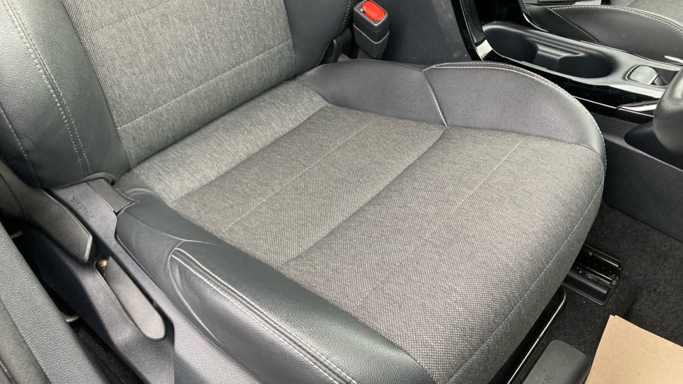 Toyota Corolla 1.8 Hybrid Design 5dr CVT Hybrid Hatchback - Image 17