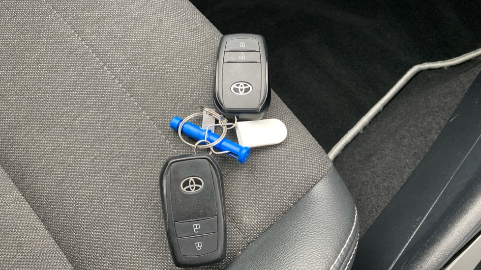 Toyota Corolla 1.8 Hybrid Design 5dr CVT Hybrid Hatchback - Image 28