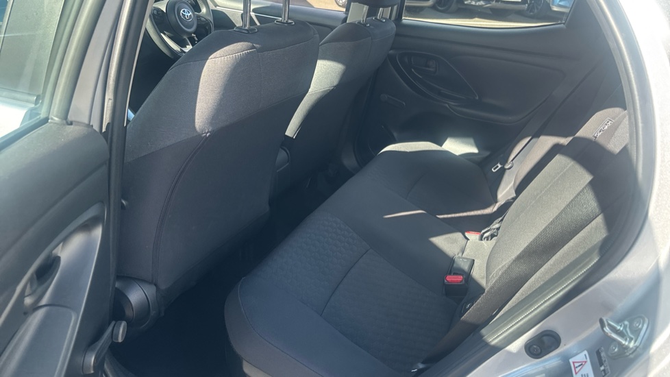 Toyota Yaris 1.5 Hybrid Icon 5dr CVT Hybrid Hatchback - Image 15