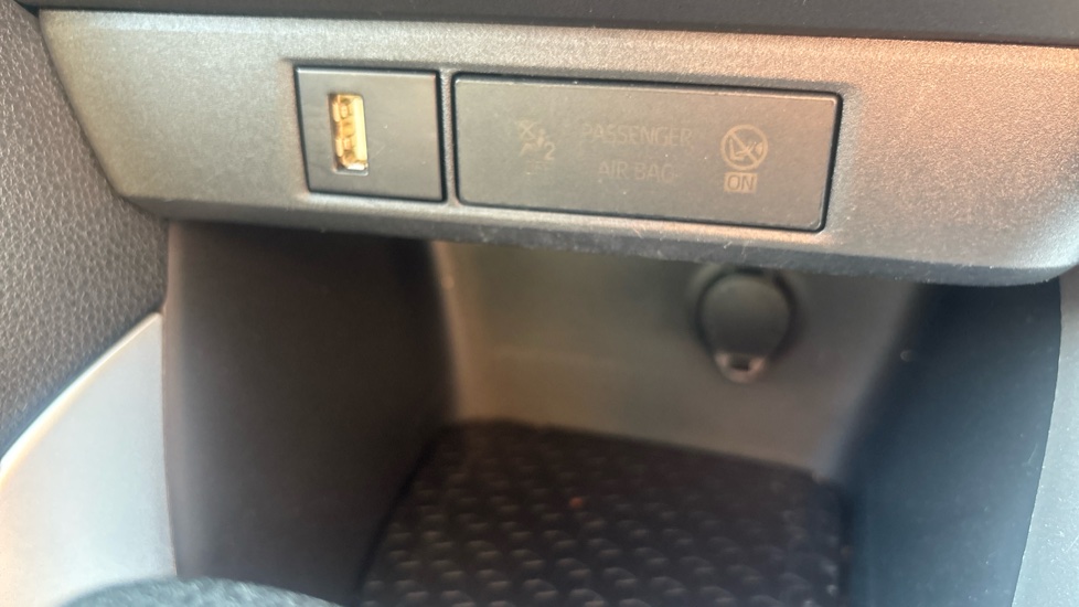 Toyota Yaris 1.5 Hybrid Icon 5dr CVT Hybrid Hatchback - Image 39