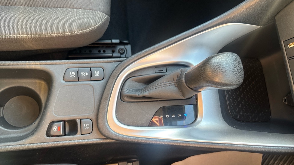 Toyota Yaris 1.5 Hybrid Icon 5dr CVT Hybrid Hatchback - Image 40
