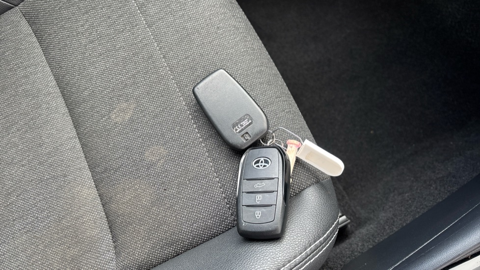 Toyota Corolla 1.8 Hybrid Design 5dr CVT Hybrid Estate - Image 28