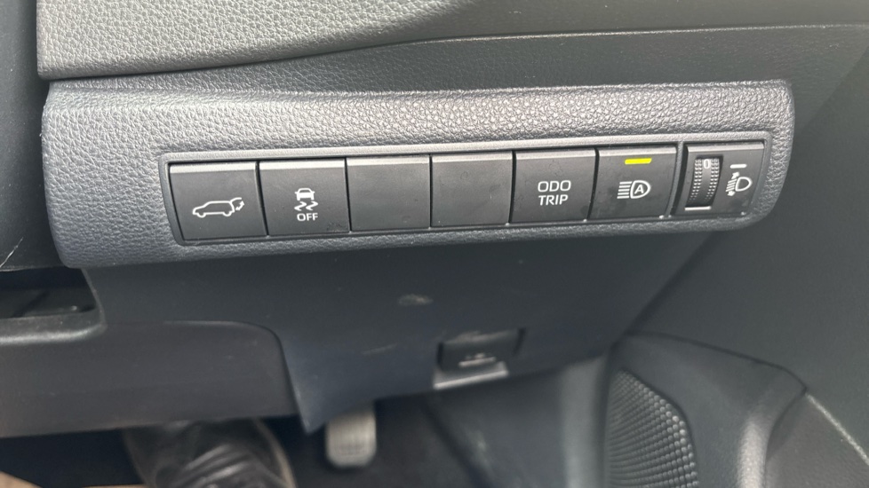 Toyota Corolla 1.8 Hybrid Design 5dr CVT Hybrid Estate - Image 42