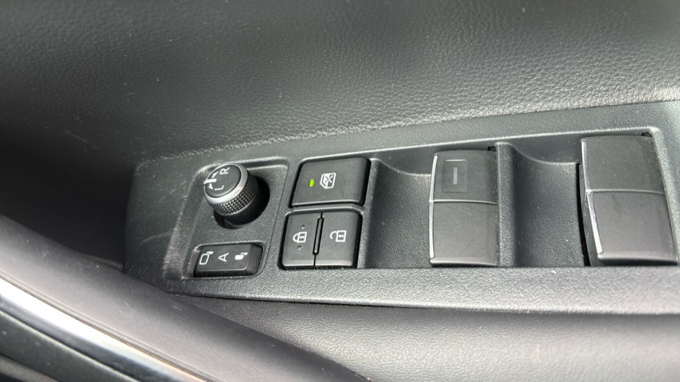 Toyota Corolla 1.8 Hybrid Design 5dr CVT Hybrid Estate - Image 43