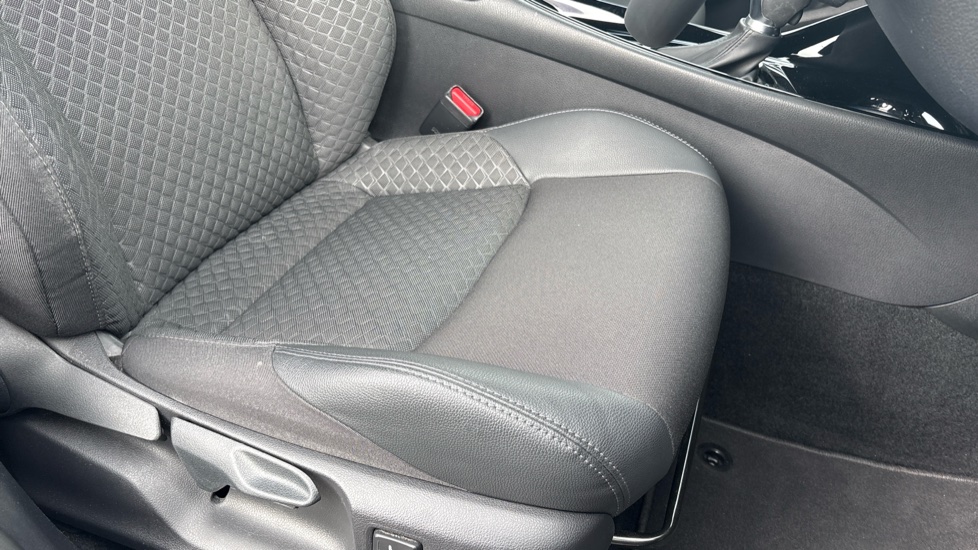 Toyota C-HR 1.8 Hybrid Design 5dr CVT Hybrid Hatchback - Image 17