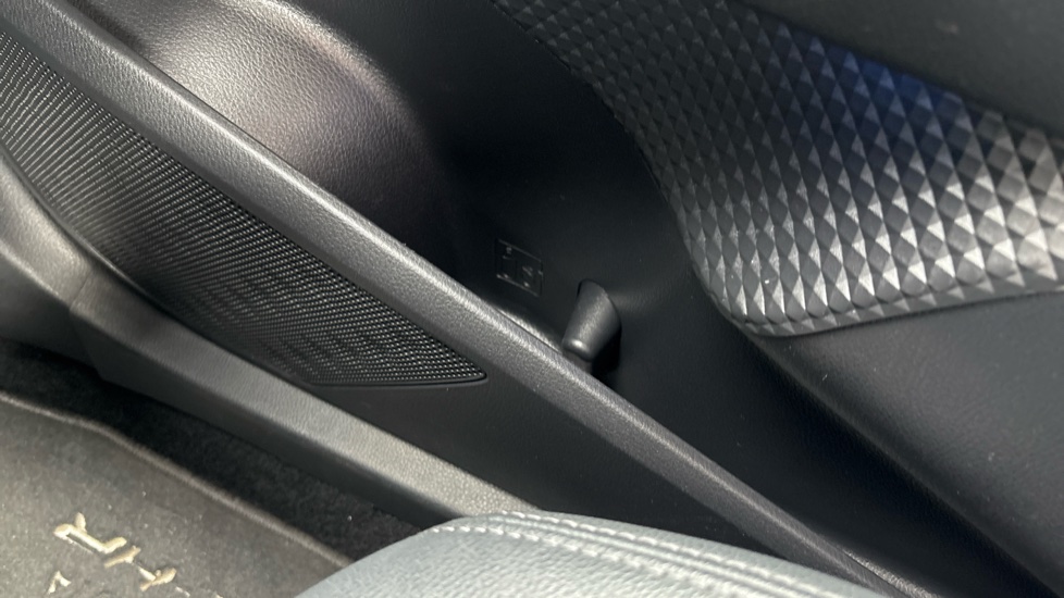 Toyota C-HR 1.8 Hybrid Design 5dr CVT Hybrid Hatchback - Image 49