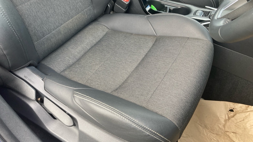 Toyota Corolla 1.8 Hybrid Design 5dr CVT Hybrid Estate - Image 17