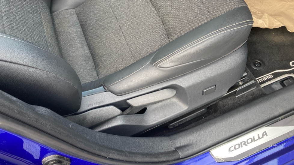 Toyota Corolla 1.8 Hybrid Design 5dr CVT Hybrid Estate - Image 36
