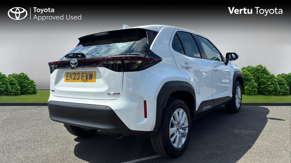 Toyota Yaris Cross 1.5 Hybrid Icon 5dr CVT Hybrid Estate - Image 2