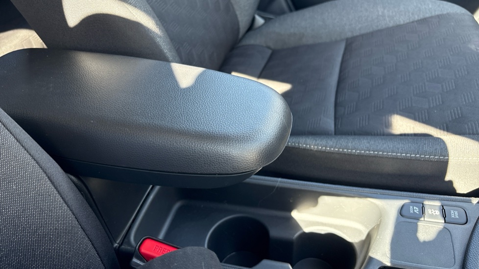 Toyota Yaris 1.5 Hybrid Design 5dr CVT Hybrid Hatchback - Image 39