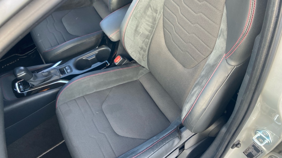 Toyota Corolla 2.0 VVT-i Hybrid Excel 5dr CVT Hybrid Hatchback - Image 17