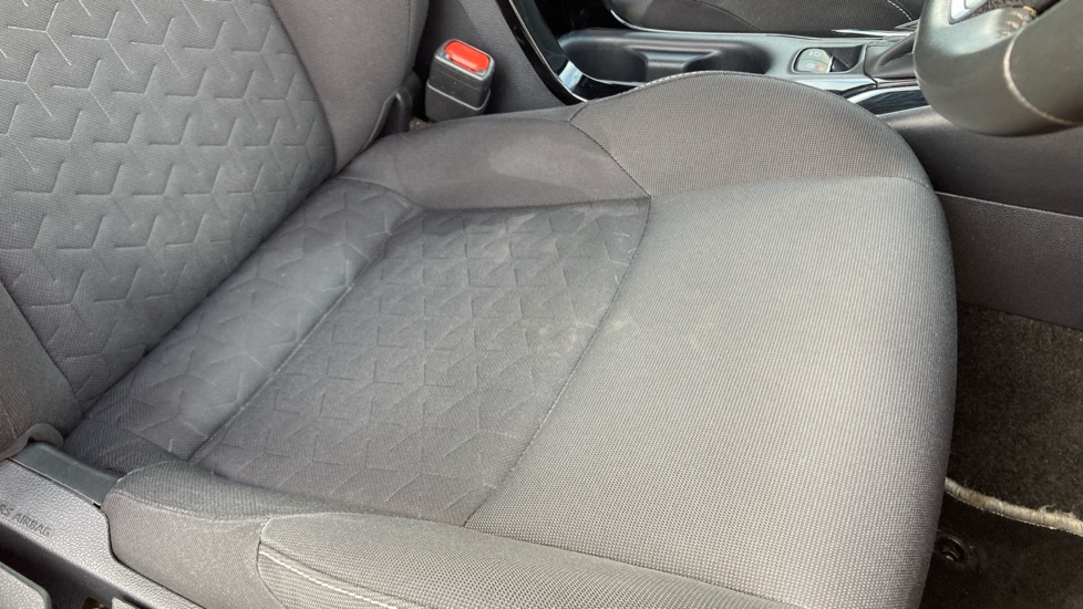 Toyota Corolla 1.8 VVT-i Hybrid Icon Tech 5dr CVT Hybrid Estate - Image 17