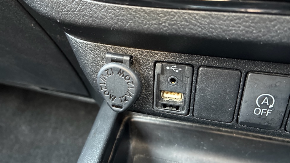 Toyota Hilux Diesel Invincible D/Cab Pick Up 2.4 D-4D Auto - Image 36