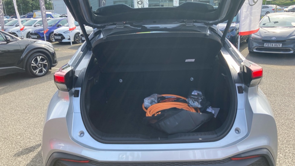Toyota C-HR 2.0 PHEV Design 5dr CVT Hatchback - Image 13