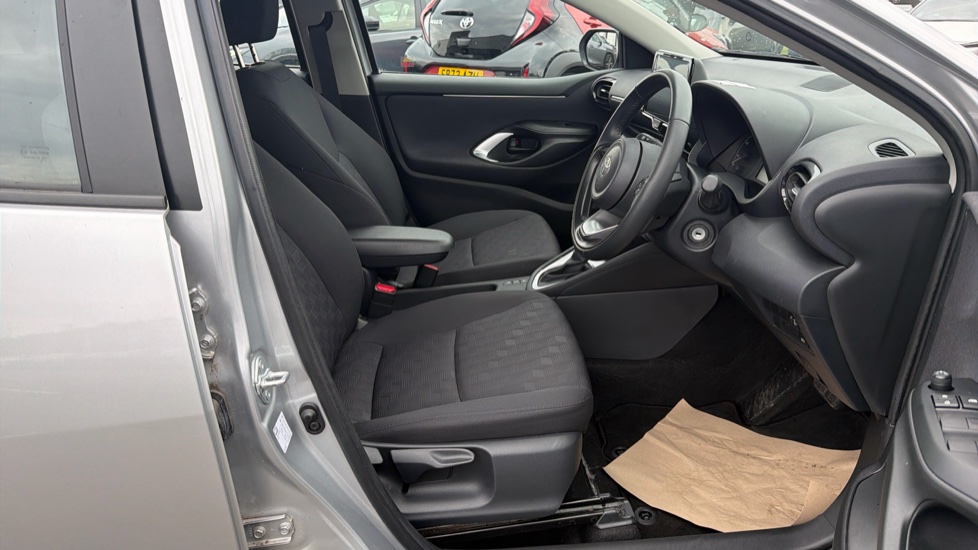 Toyota Yaris 1.5 Hybrid Icon 5dr CVT Hybrid Hatchback - Image 12