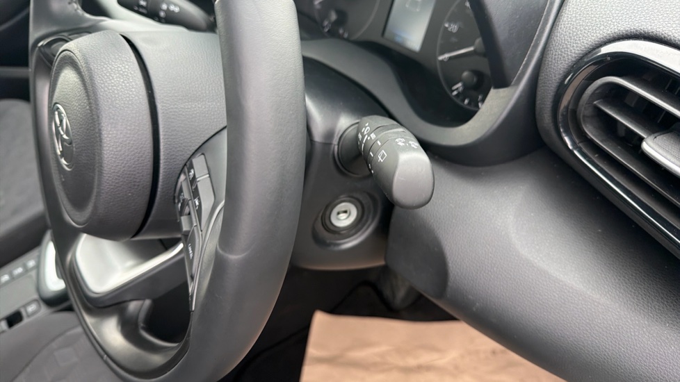 Toyota Yaris 1.5 Hybrid Icon 5dr CVT Hybrid Hatchback - Image 16