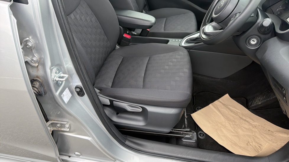 Toyota Yaris 1.5 Hybrid Icon 5dr CVT Hybrid Hatchback - Image 17