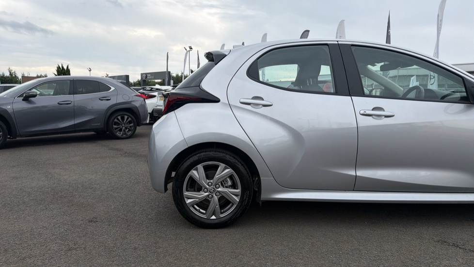 Toyota Yaris 1.5 Hybrid Icon 5dr CVT Hybrid Hatchback - Image 25