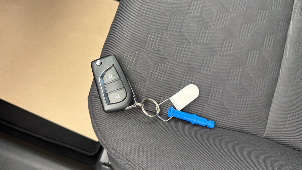 Toyota Yaris 1.5 Hybrid Icon 5dr CVT Hybrid Hatchback - Image 28