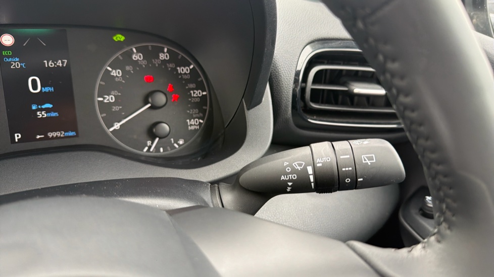 Toyota Yaris 1.5 Hybrid Icon 5dr CVT Hybrid Hatchback - Image 32
