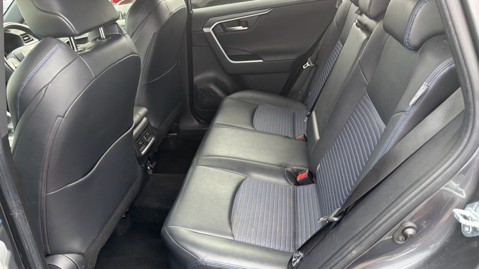 Toyota RAV4 2.5 VVT-i Hybrid Dynamic 5dr CVT 2WD Hybrid Estate - Image 15