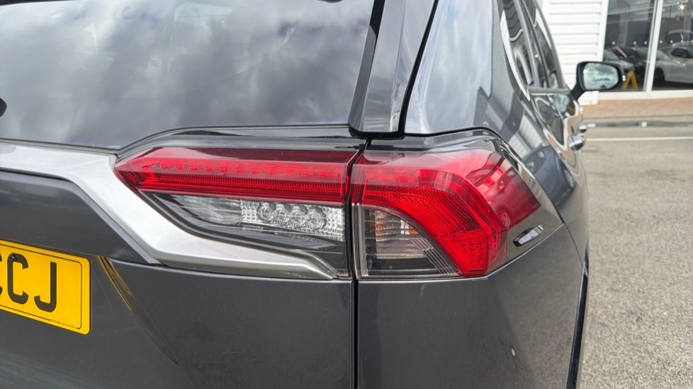 Toyota RAV4 2.5 VVT-i Hybrid Dynamic 5dr CVT 2WD Hybrid Estate - Image 21