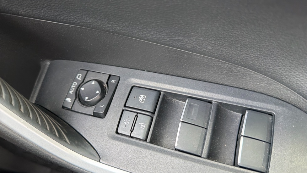 Toyota RAV4 2.5 VVT-i Hybrid Dynamic 5dr CVT 2WD Hybrid Estate - Image 30