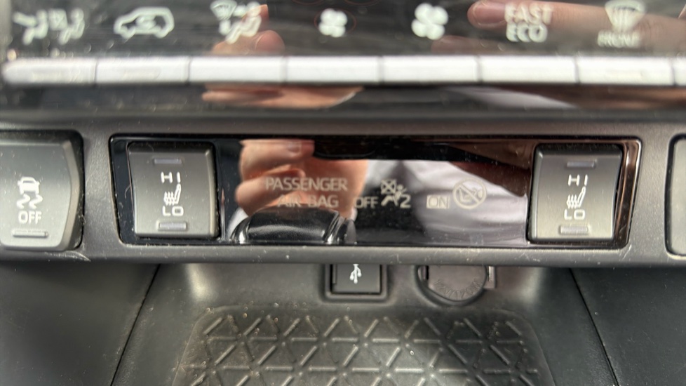Toyota RAV4 2.5 VVT-i Hybrid Dynamic 5dr CVT 2WD Hybrid Estate - Image 33