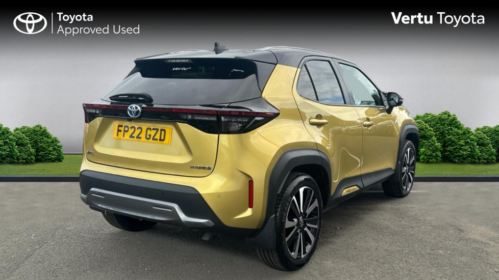 Toyota Yaris Cross 1.5 Hybrid Premiere Edition 5dr CVT Hybrid Estate - Image 2