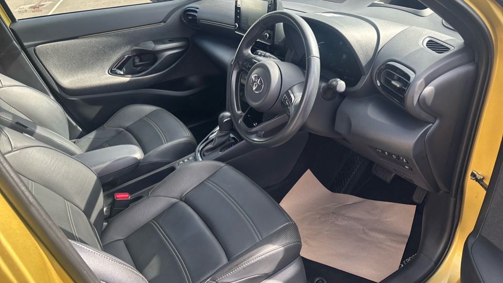 Toyota Yaris Cross 1.5 Hybrid Premiere Edition 5dr CVT Hybrid Estate - Image 12