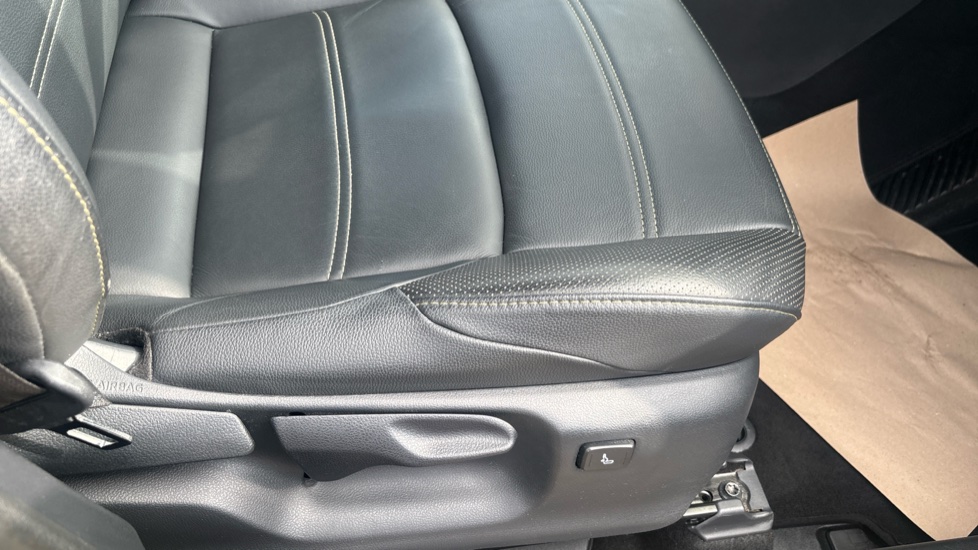 Toyota Yaris Cross 1.5 Hybrid Premiere Edition 5dr CVT Hybrid Estate - Image 17