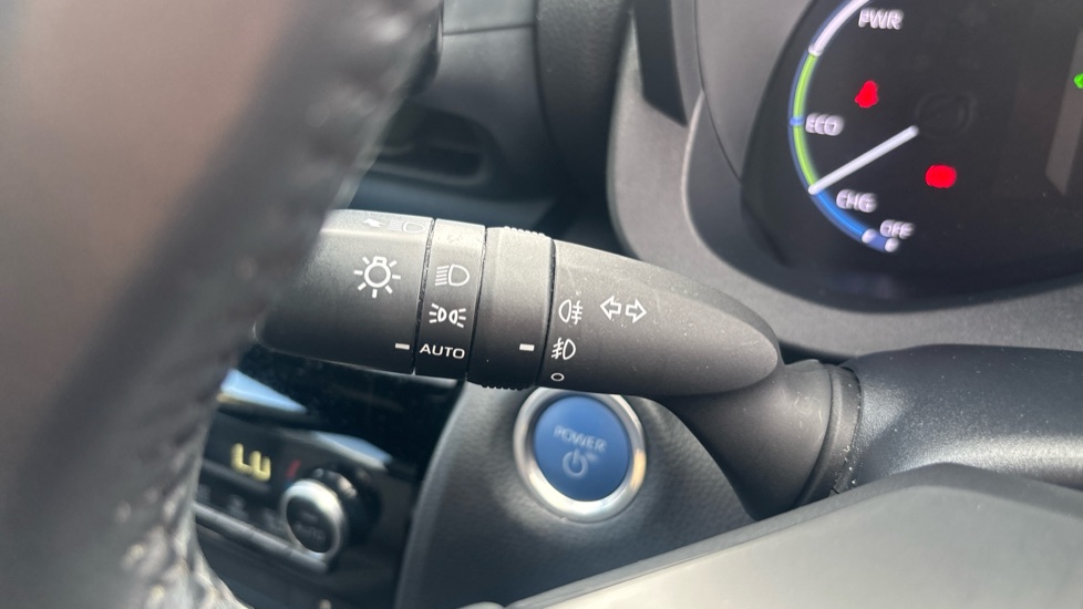 Toyota Yaris Cross 1.5 Hybrid Premiere Edition 5dr CVT Hybrid Estate - Image 39