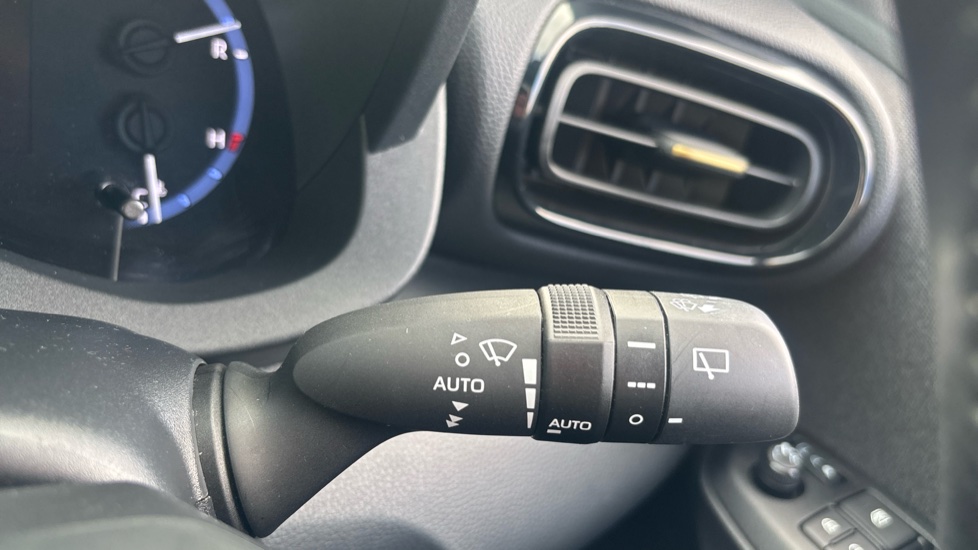 Toyota Yaris Cross 1.5 Hybrid Premiere Edition 5dr CVT Hybrid Estate - Image 40
