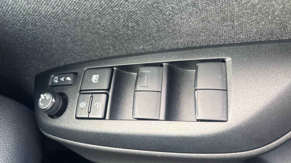 Toyota Yaris Cross 1.5 Hybrid Premiere Edition 5dr CVT Hybrid Estate - Image 41