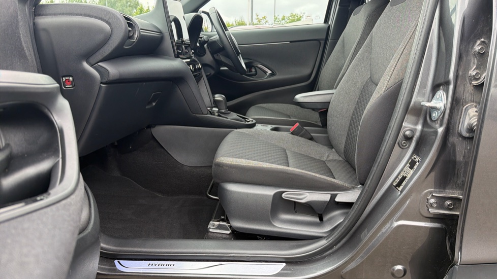 Toyota Yaris Cross 1.5 Hybrid Design 5dr CVT Hybrid Estate - Image 5