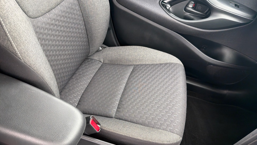 Toyota Yaris Cross 1.5 Hybrid Design 5dr CVT Hybrid Estate - Image 17