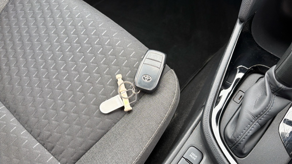 Toyota Yaris Cross 1.5 Hybrid Design 5dr CVT Hybrid Estate - Image 28