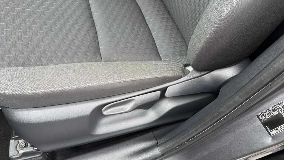 Toyota Yaris Cross 1.5 Hybrid Design 5dr CVT Hybrid Estate - Image 29