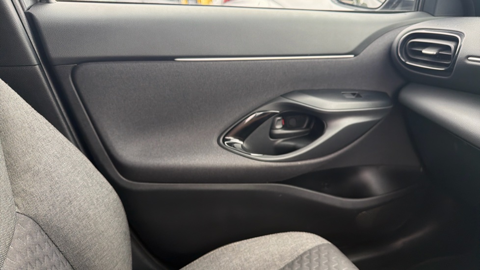 Toyota Yaris Cross 1.5 Hybrid Design 5dr CVT Hybrid Estate - Image 45