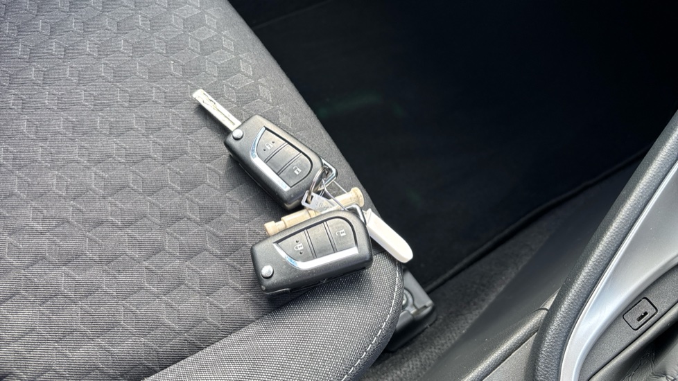 Toyota Yaris 1.5 Hybrid Design 5dr CVT Hybrid Hatchback - Image 28