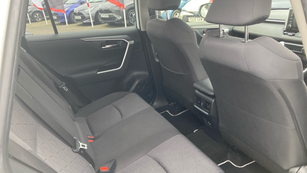 Toyota RAV4 2.5 VVT-i Hybrid Design 5dr CVT 2WD Hybrid Estate - Image 8