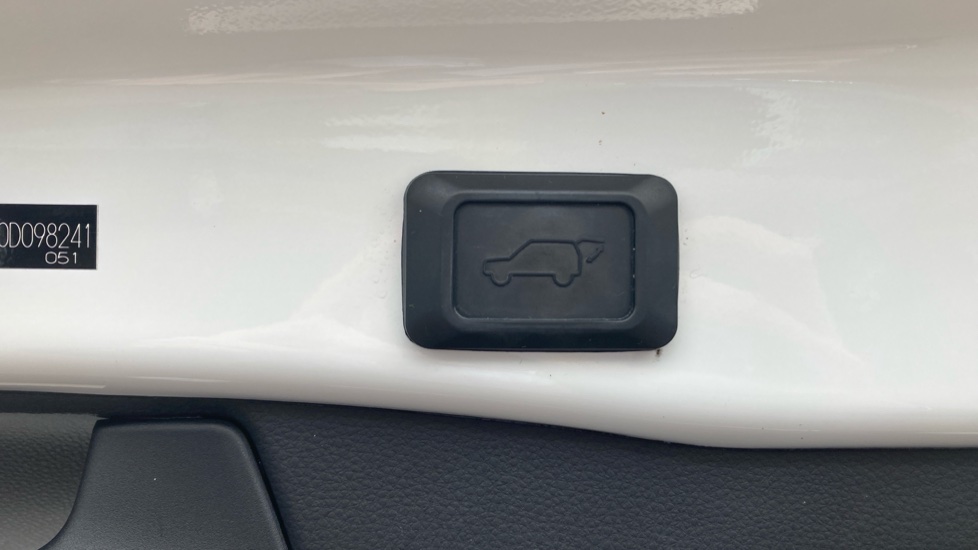 Toyota RAV4 2.5 VVT-i Hybrid Design 5dr CVT 2WD Hybrid Estate - Image 30